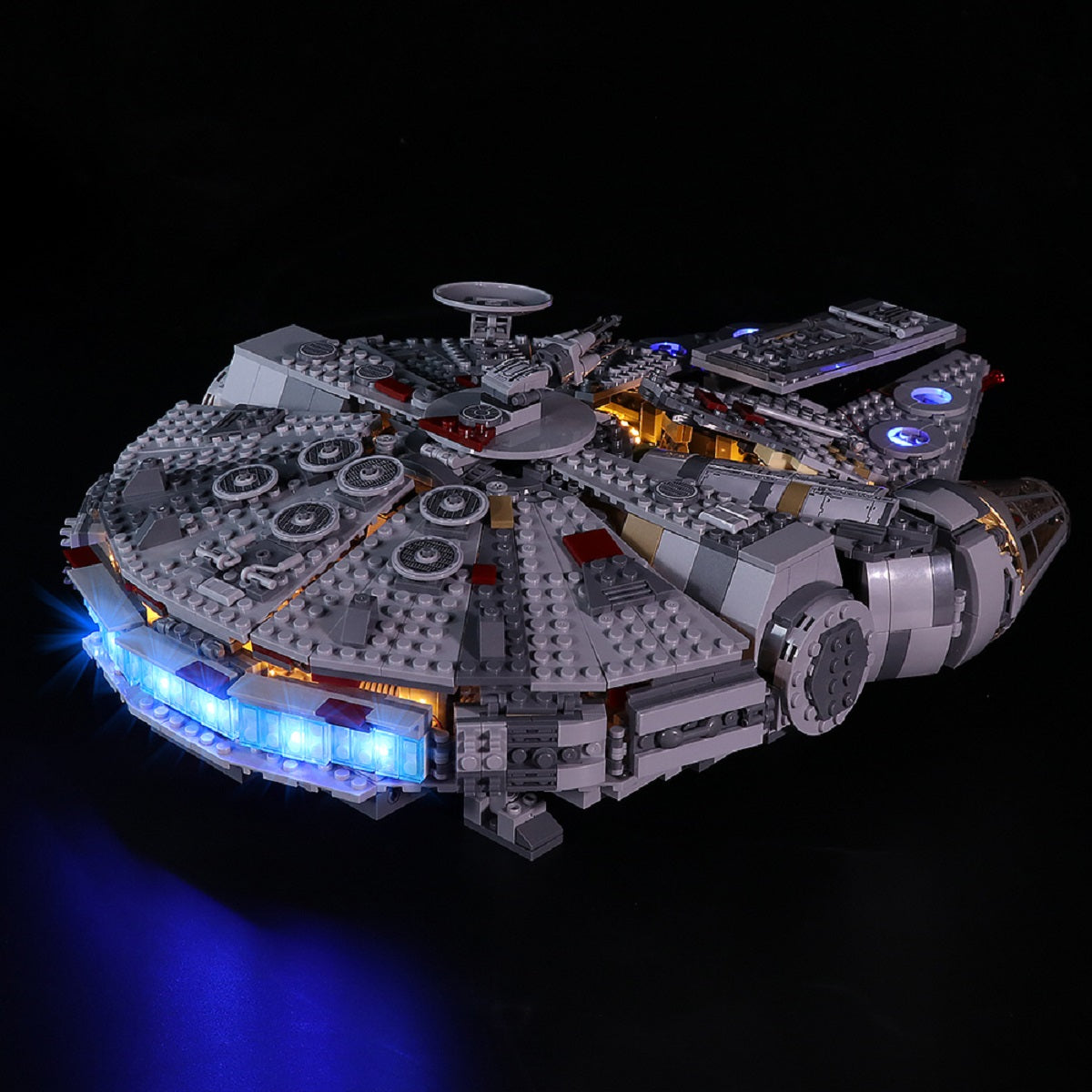 Beleuchtetes Lego Modell des Millennium Falken vor schwarzem Hintergrund