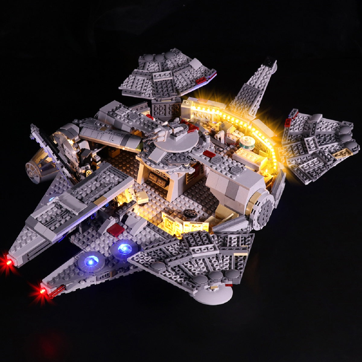 Beleuchtetes Lego Raumschiff Modell auf schwarzem Hintergrund