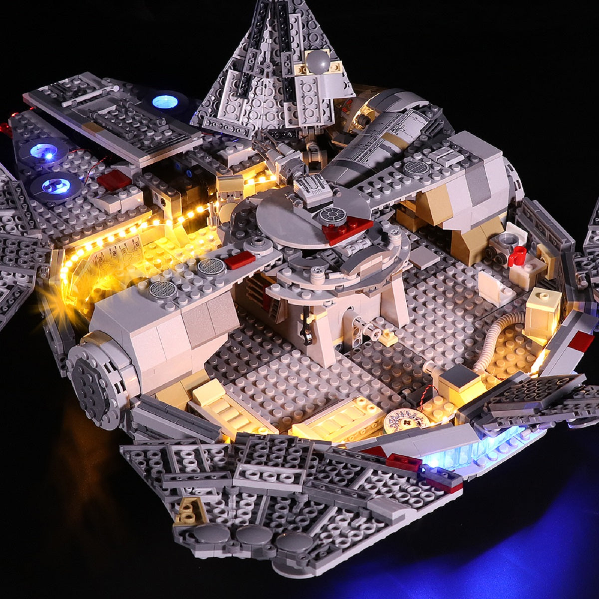 Beleuchtetes Lego Modell des Millennium Falken mit sichtbarem Innenraum