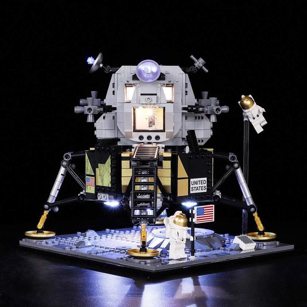 Beleuchtetes Lego Modell der Mondlandefähre mit zwei Astronautenfiguren auf einer Mondoberflächenplatte