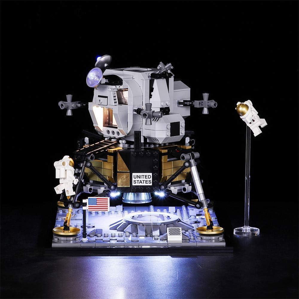 Beleuchtetes Lego Modell der Mondlandefähre mit zwei Astronautenfiguren auf einer Mondoberflächenplatte