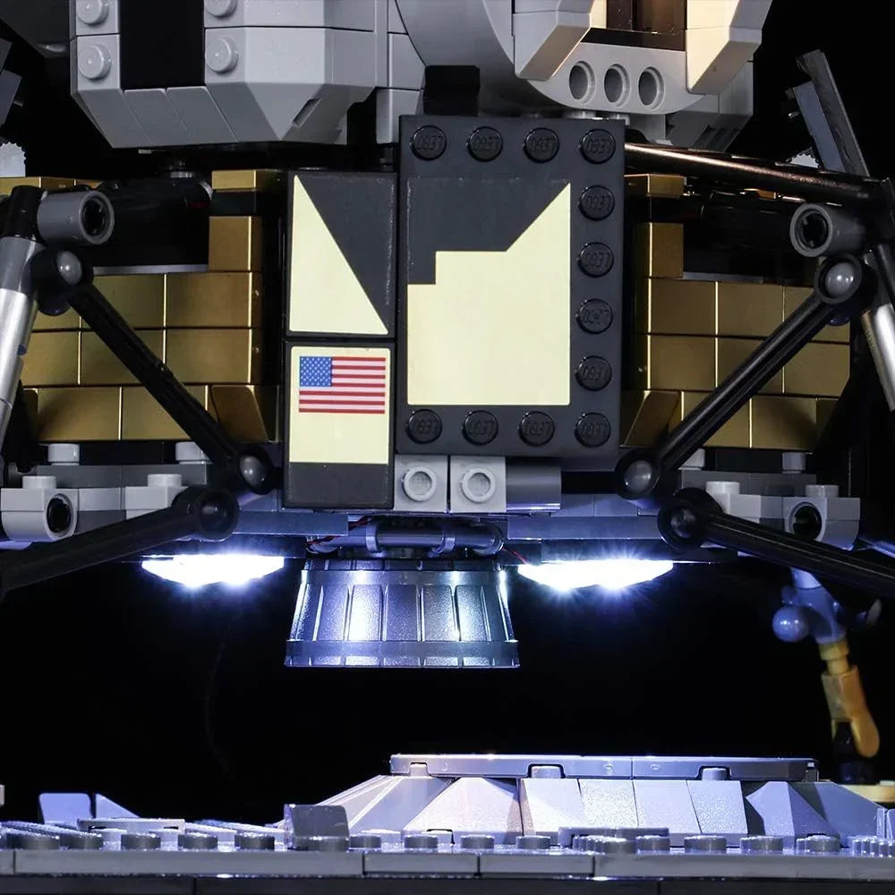 Detailansicht einer Lego Mondlandefähre mit US Flagge und beleuchtetem Triebwerk