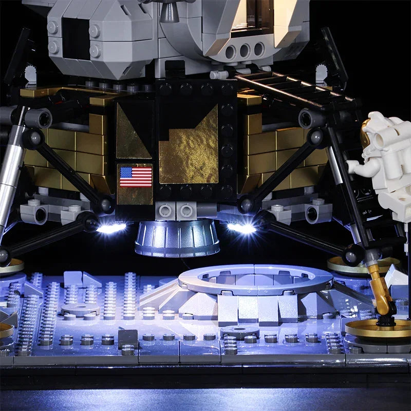 Beleuchtetes Lego Mondlandemodul mit Astronautenfigur auf einer Mondoberflächenplatte