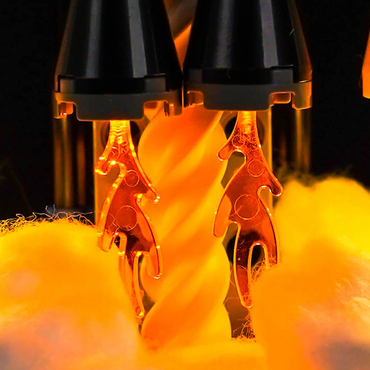 Zwei schwarze Raketen mit orangefarbenen Flammen und Rauch