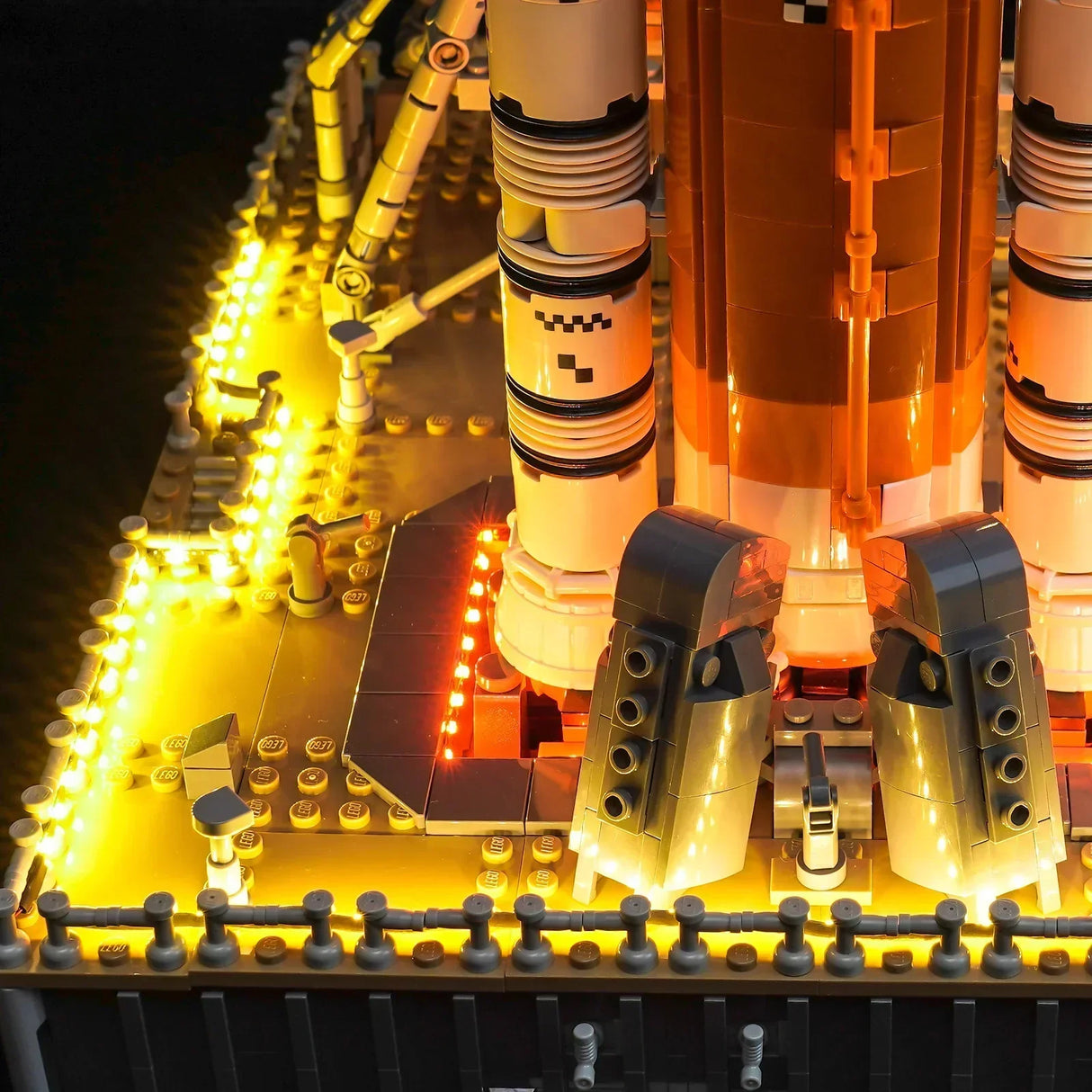 Beleuchtetes Lego Modell einer Raketenstartrampe mit gelben LED Lichtern