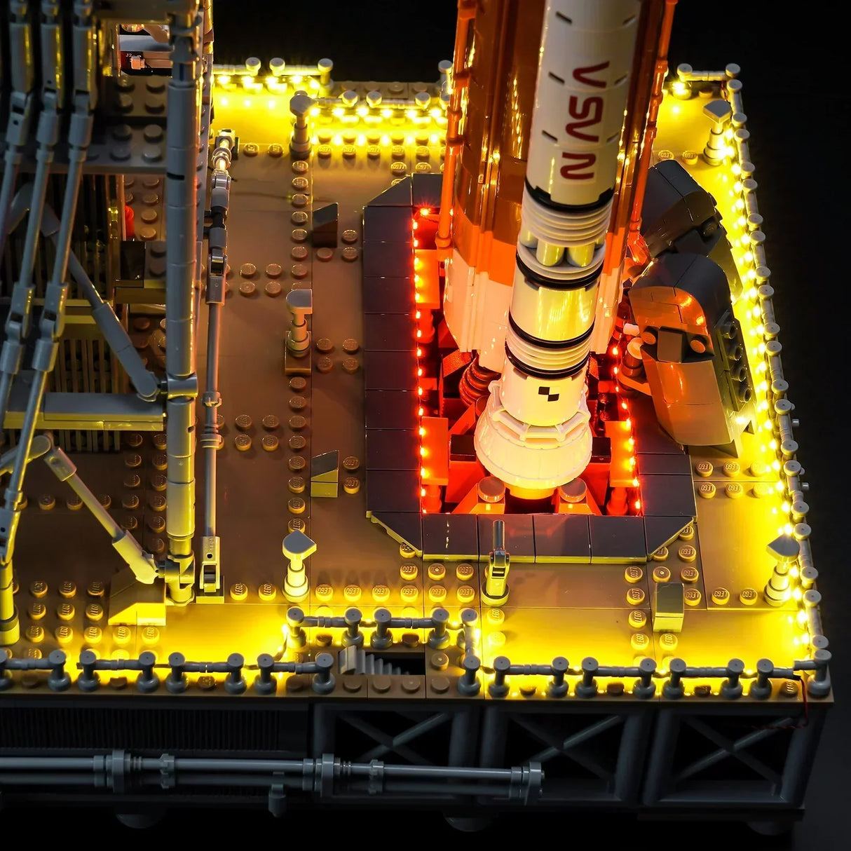 Beleuchtetes Lego Modell einer NASA Rakete auf einer Startrampe