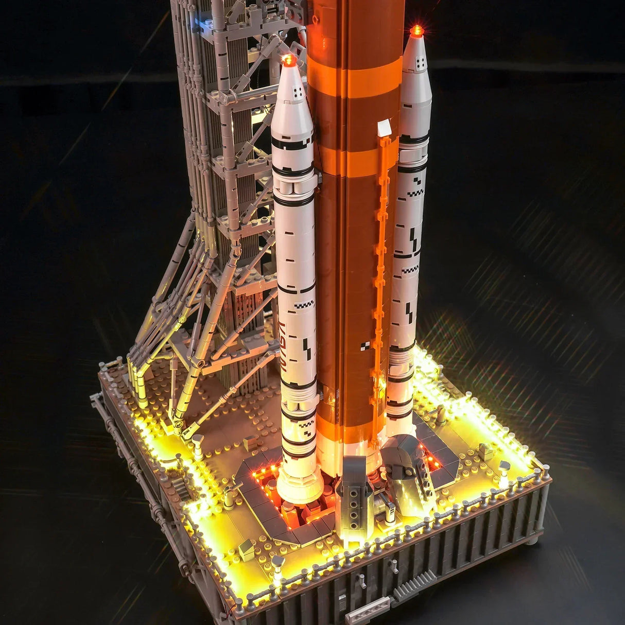 Lego Modell einer Weltraumrakete auf einer Startrampe mit LED Beleuchtung