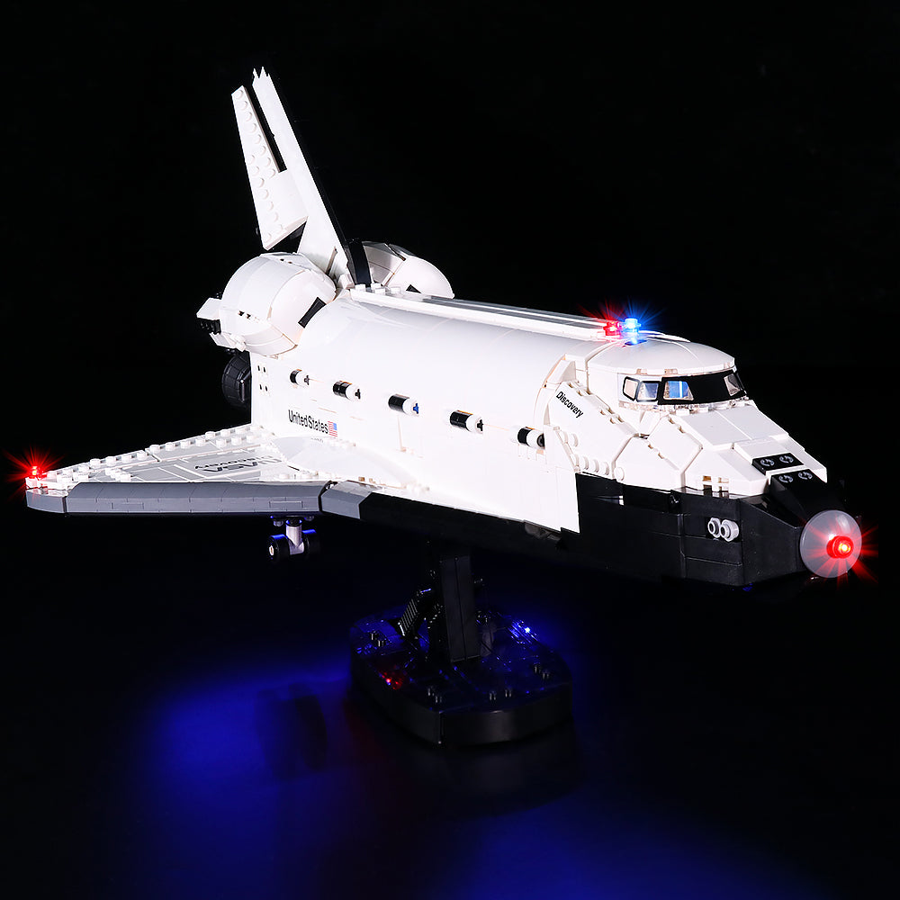 Beleuchtetes Lego Modell der Raumfähre Discovery vor schwarzem Hintergrund