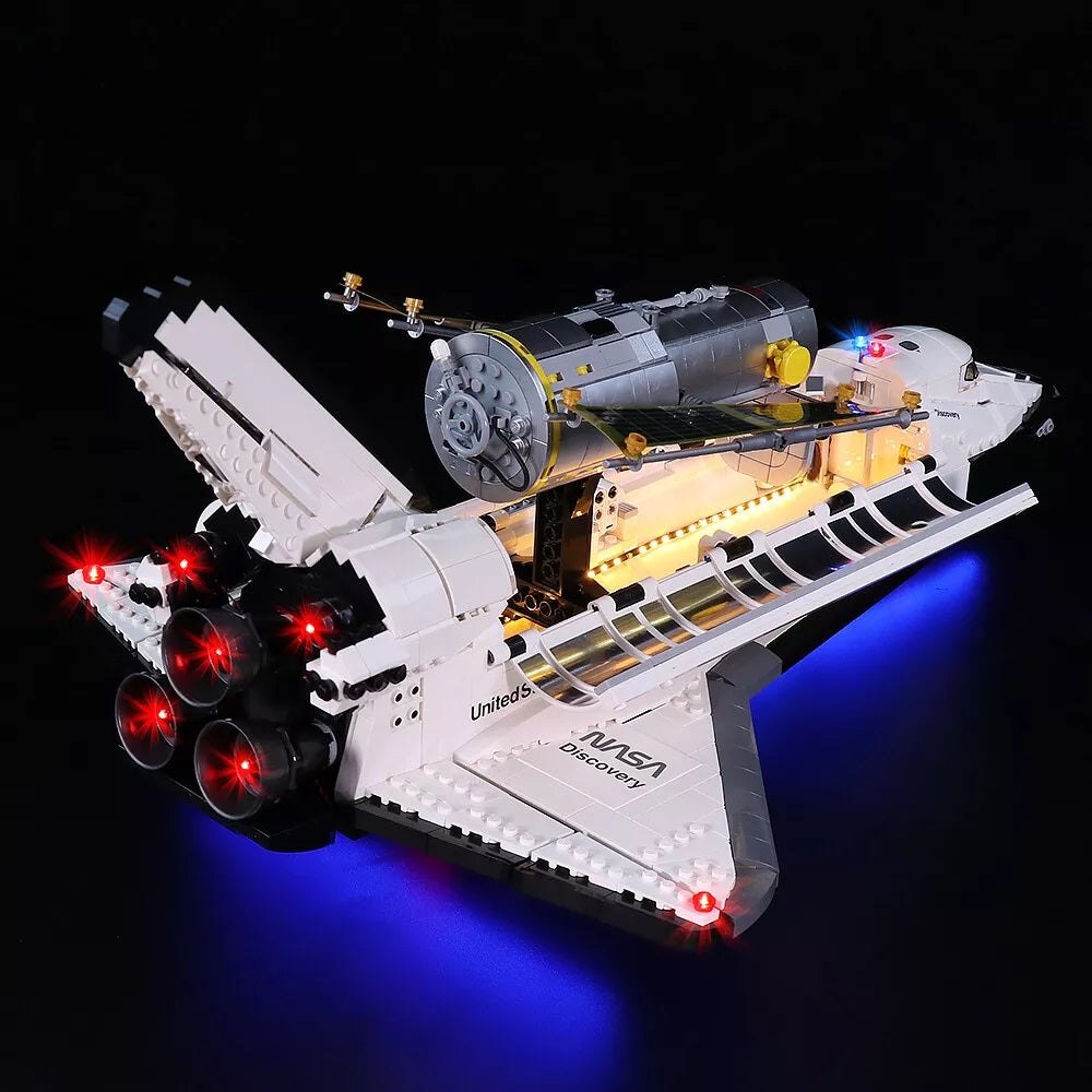 Beleuchtetes Lego Modell des Space Shuttle Discovery mit Hubble Weltraumteleskop vor schwarzem Hintergrund