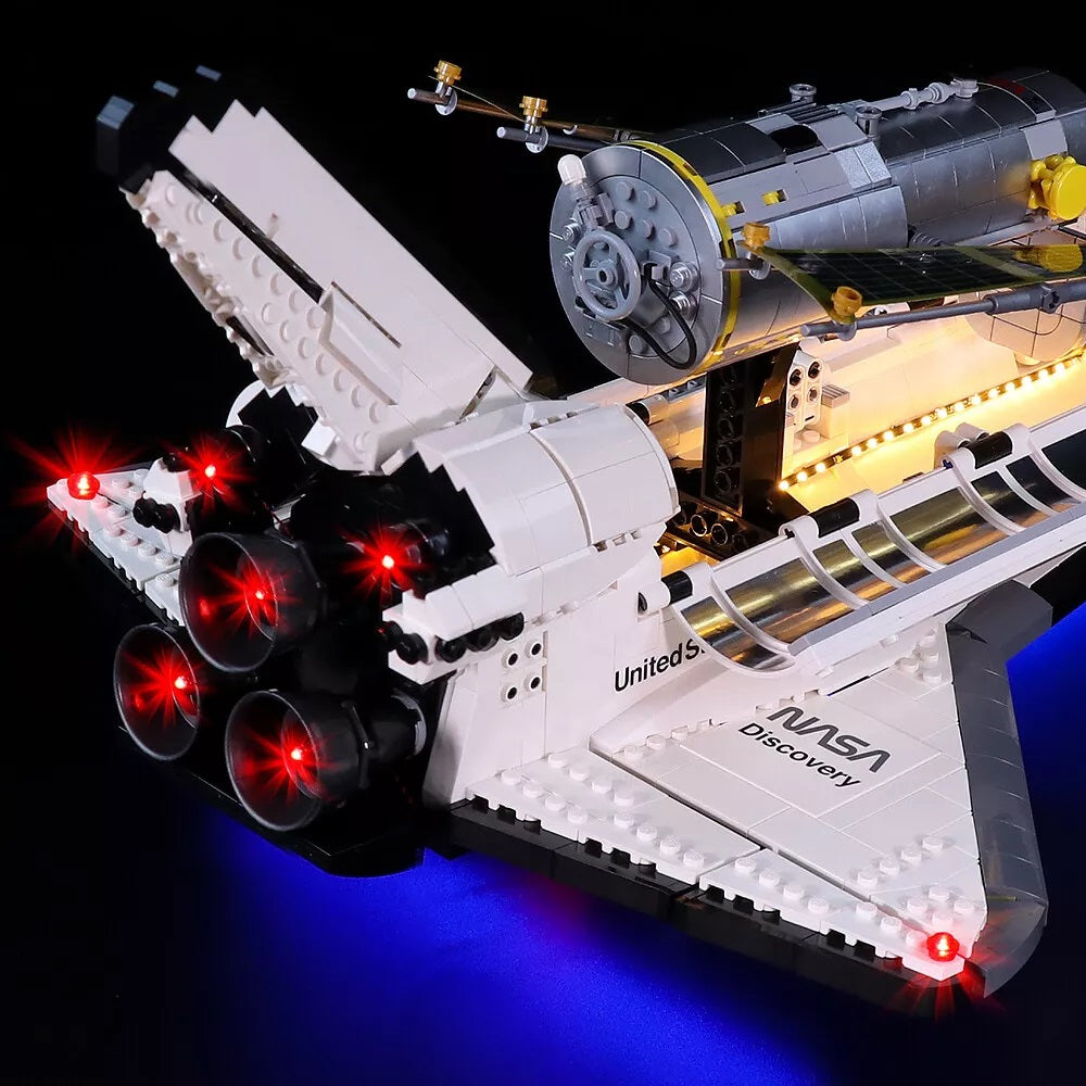 Beleuchtetes Lego Modell des Space Shuttle Discovery mit Hubble Weltraumteleskop