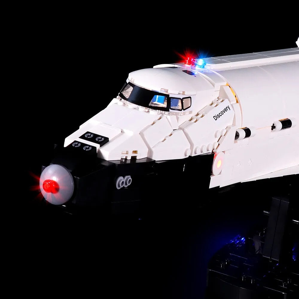 Beleuchtetes Modell des Space Shuttles Discovery vor schwarzem Hintergrund