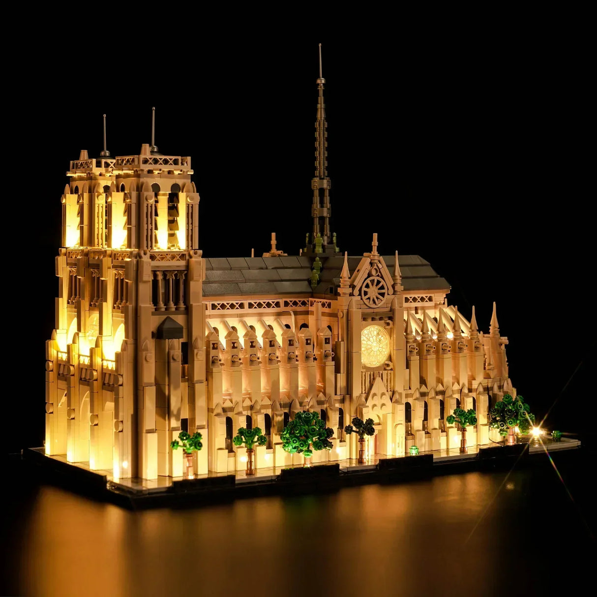 Beleuchtetes Lego Modell der Kathedrale Notre Dame vor schwarzem Hintergrund