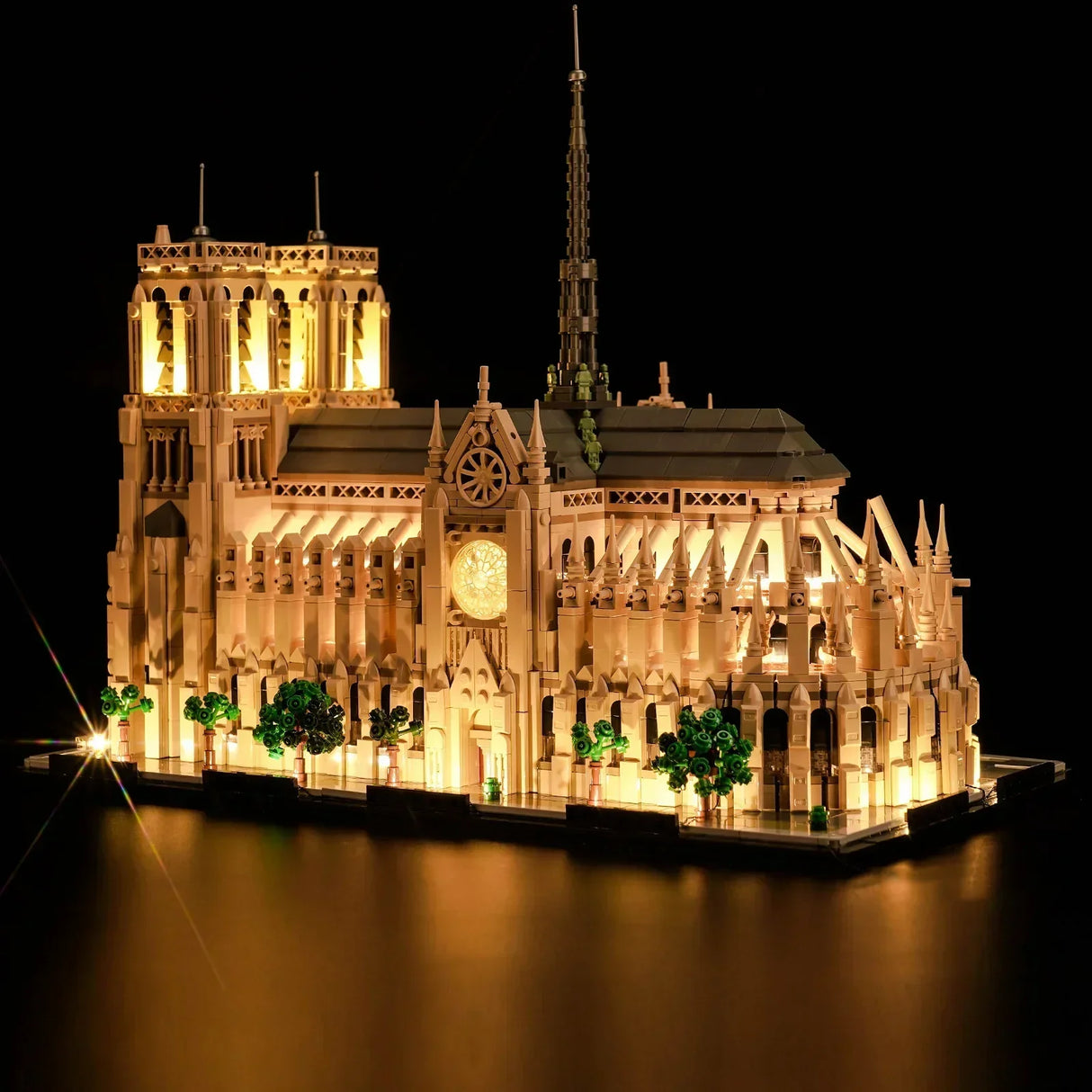 Beleuchtetes Lego Modell der Kathedrale Notre Dame vor schwarzem Hintergrund