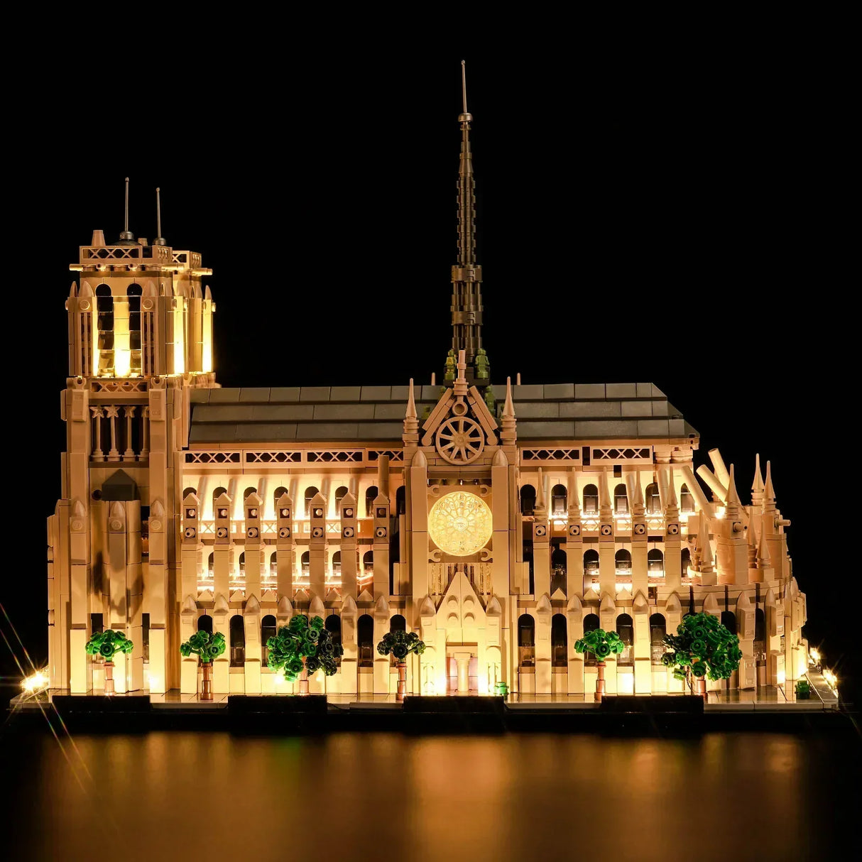 Beleuchtetes Modell der Kathedrale Notre Dame aus Klemmbausteinen vor schwarzem Hintergrund