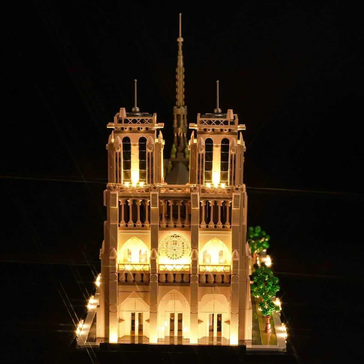 Beleuchtetes Lego Modell der Kathedrale Notre Dame vor schwarzem Hintergrund