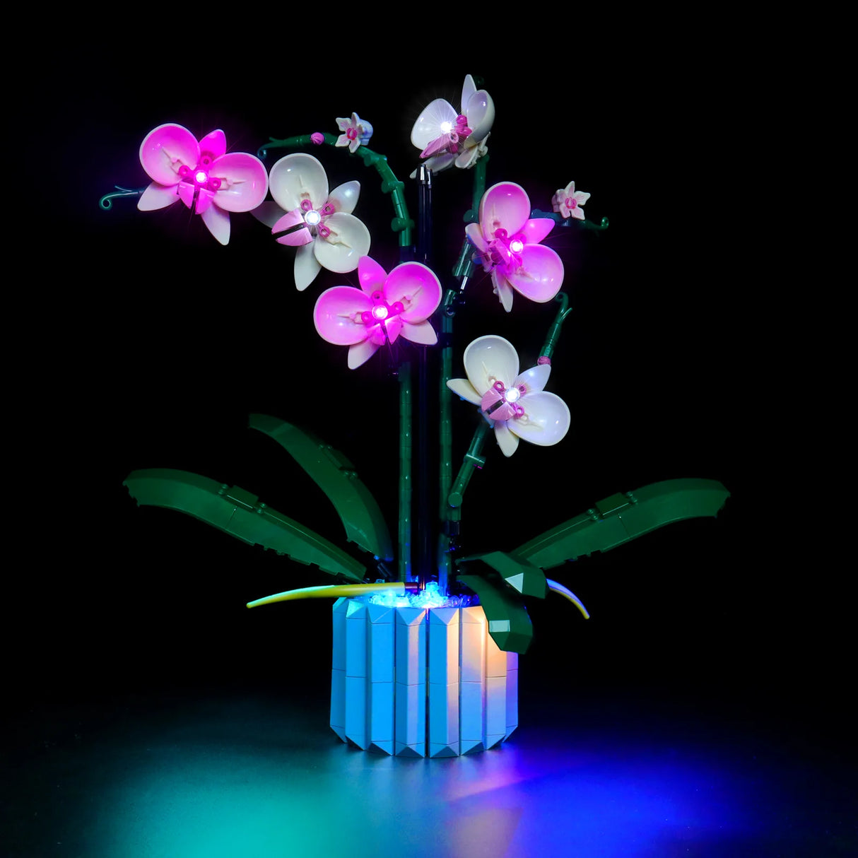 Lego Orchidee mit LED Beleuchtung in einem blauen Topf vor schwarzem Hintergrund