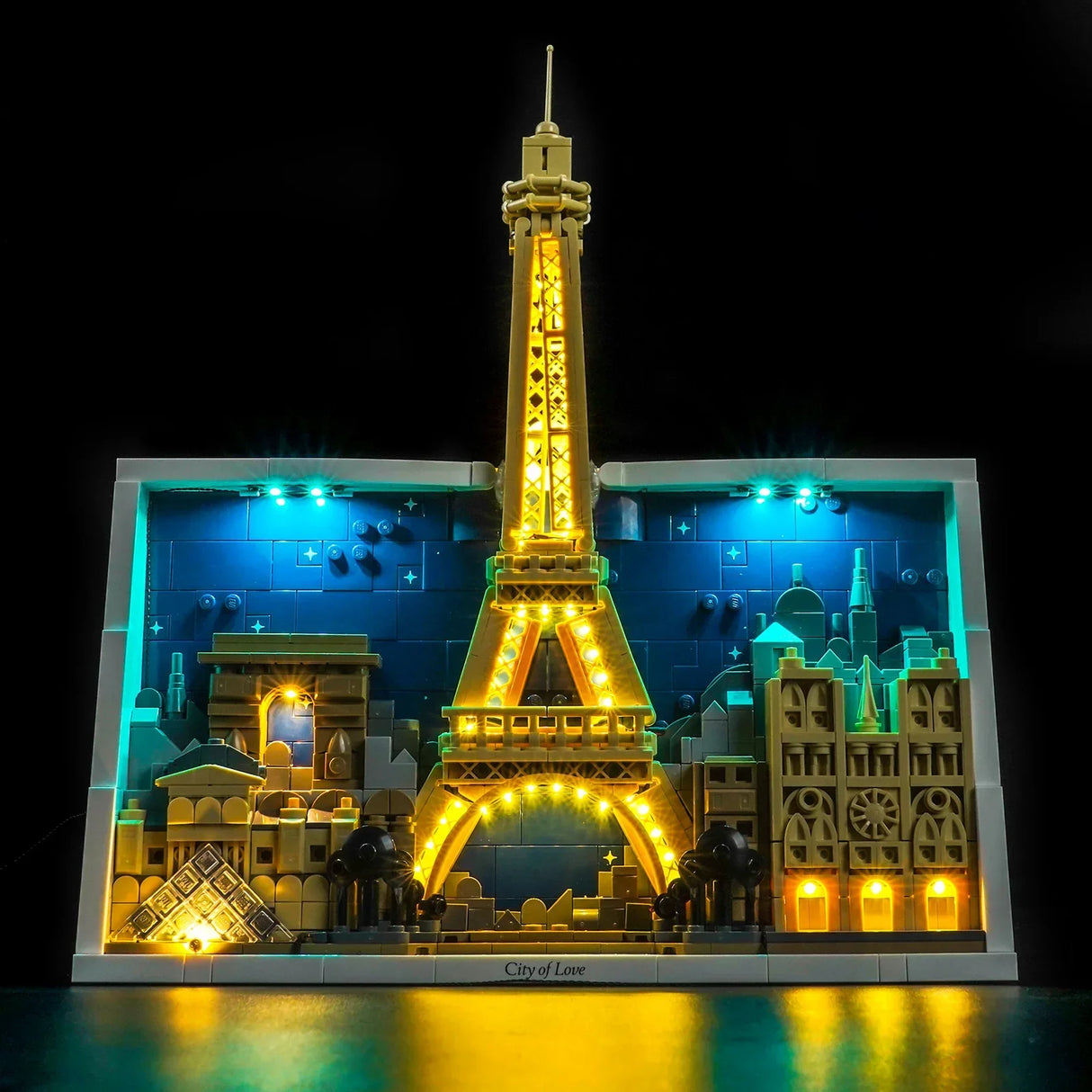 Beleuchtetes Lego-Modell des Eiffelturms und Pariser Wahrzeichen