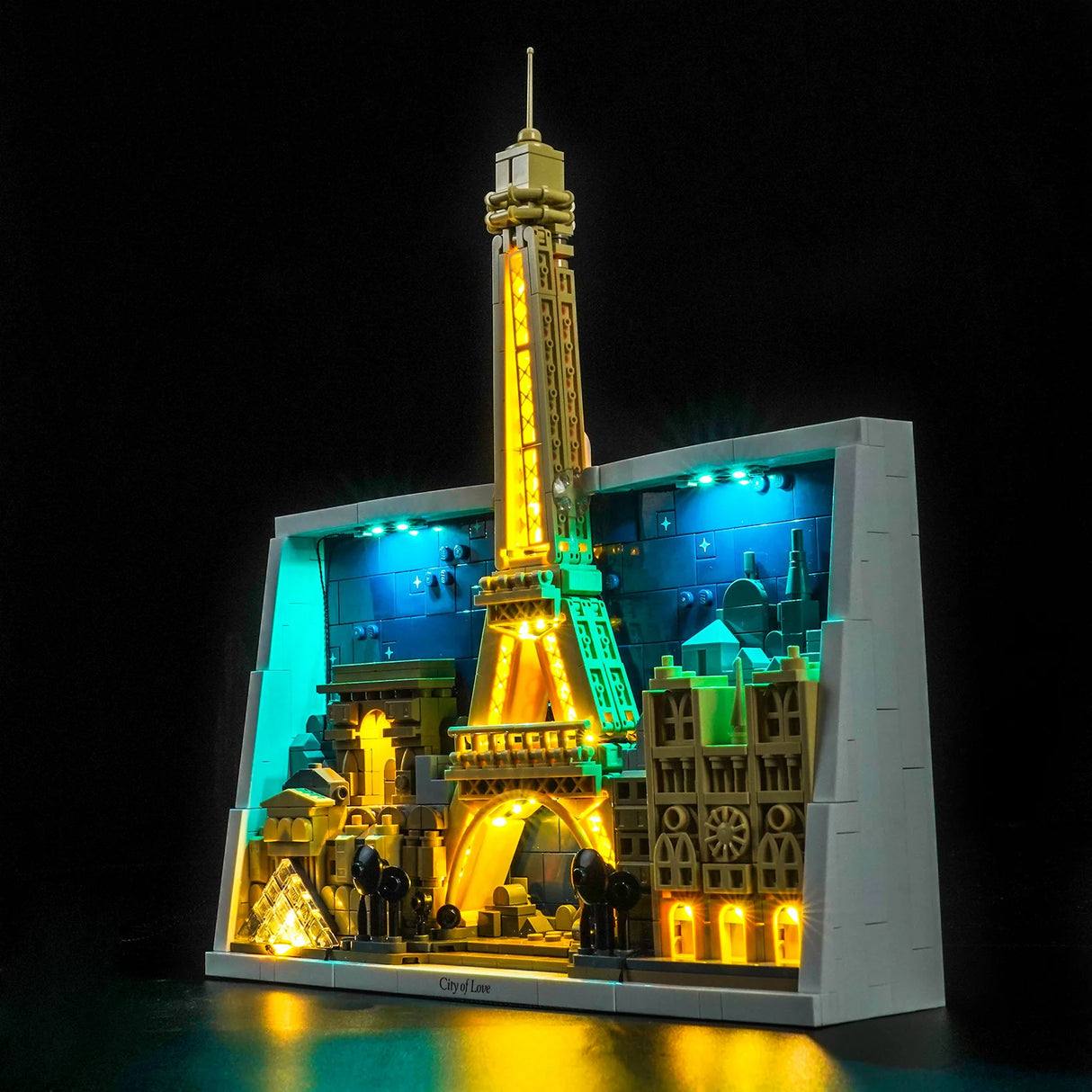 Beleuchtetes Lego-Modell der Pariser Skyline mit Eiffelturm, Louvre-Pyramide und Arc de Triomphe
