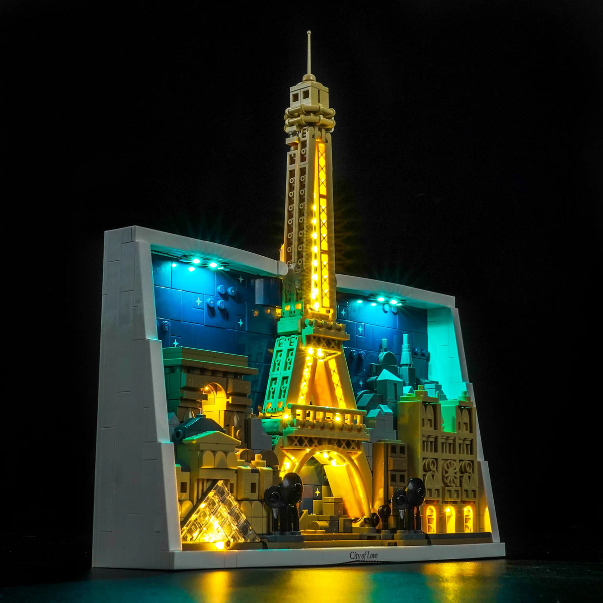 Beleuchtetes Lego-Modell der Pariser Skyline mit Eiffelturm, Arc de Triomphe und Louvre-Pyramide