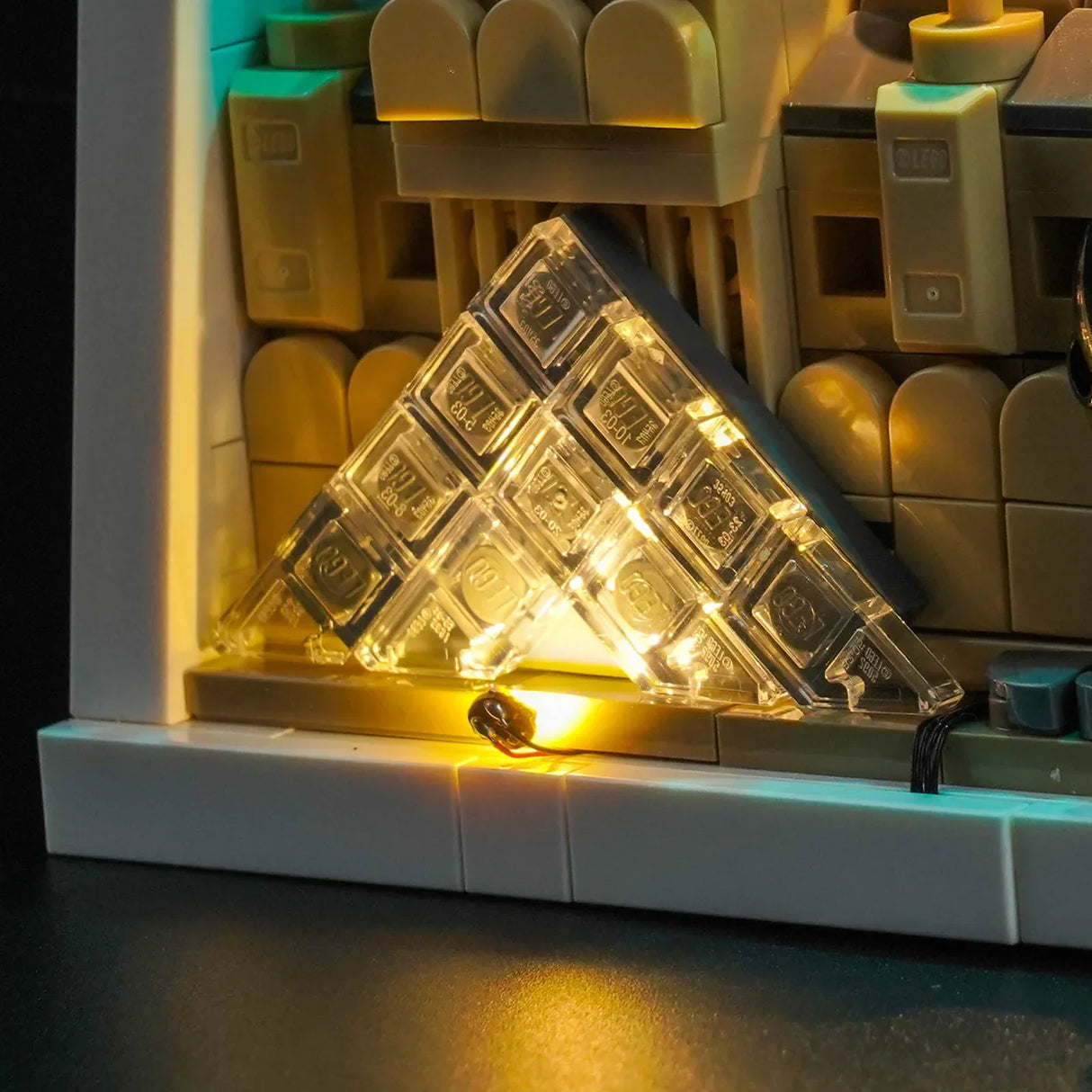 Nahaufnahme eines beleuchteten Lego-Modells mit einem transparenten, pyramidenförmigen Baustein