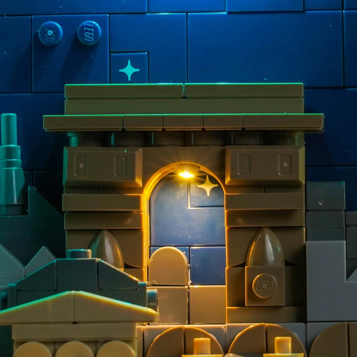 Nahaufnahme eines LEGO-Bogens mit leuchtendem Licht und einem Stern auf blauem Hintergrund