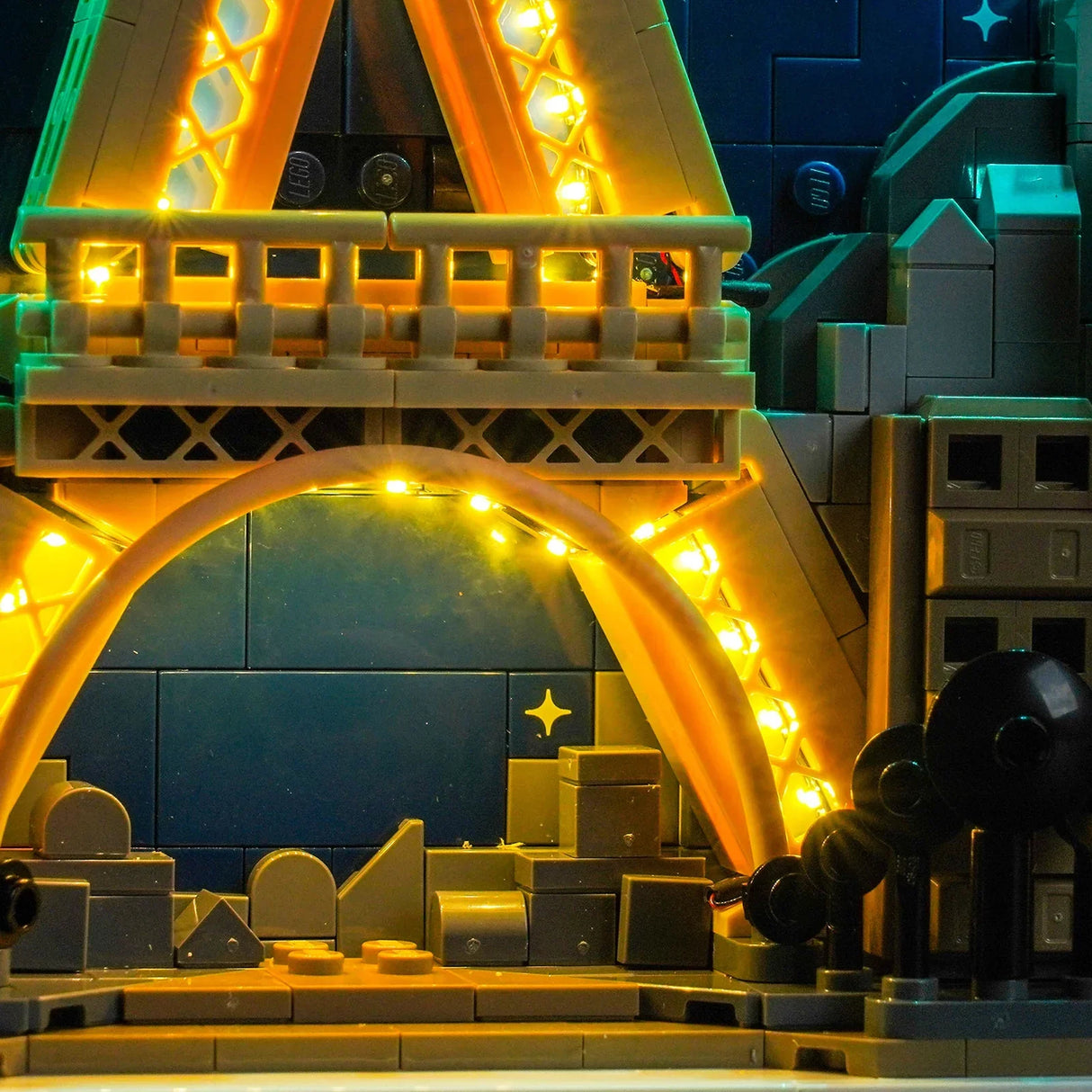 Nahaufnahme eines beleuchteten Lego-Modells des Eiffelturms bei Nacht
