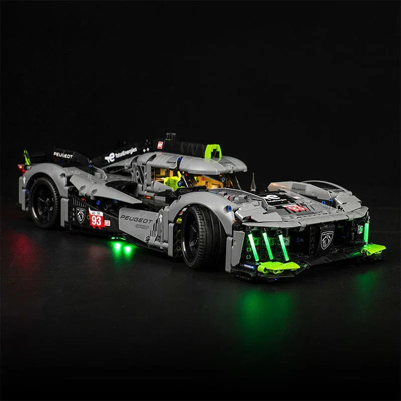 Lego Technic Peugeot 9X8 Le Mans Hybrid Hypercar mit grüner LED Beleuchtung vor schwarzem Hintergrund
