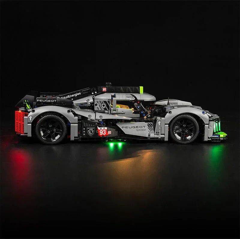 Seitenansicht des Lego Technic Peugeot 9X8 Le Mans Hybrid Hypercars mit Beleuchtung