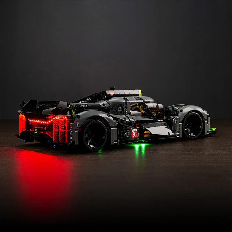 Lego Technic Peugeot 9X8 Le Mans Hybrid Hypercar mit roter Heckbeleuchtung und grüner Unterbodenbeleuchtung