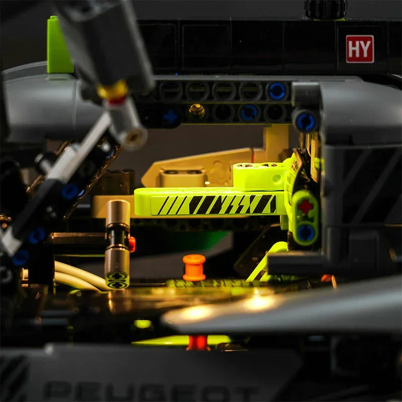 Detailansicht des Cockpits eines Lego Technic Peugeot Rennwagens mit leuchtenden Elementen