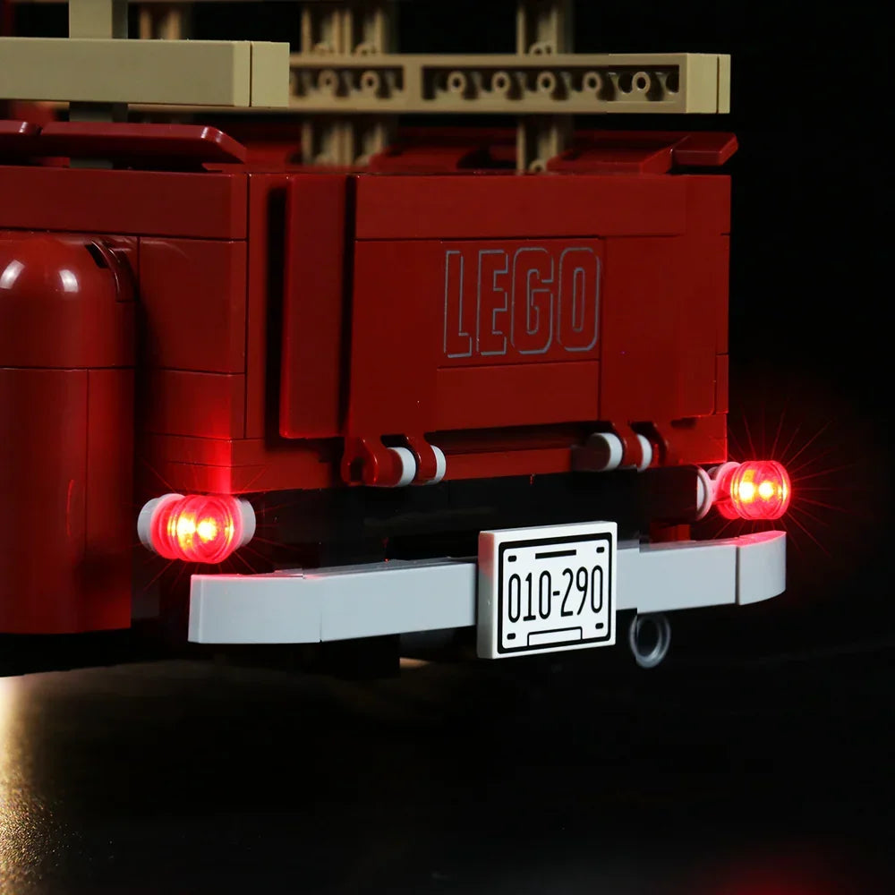 Heckansicht eines roten Lego Pickups mit leuchtenden Rücklichtern und Nummernschild