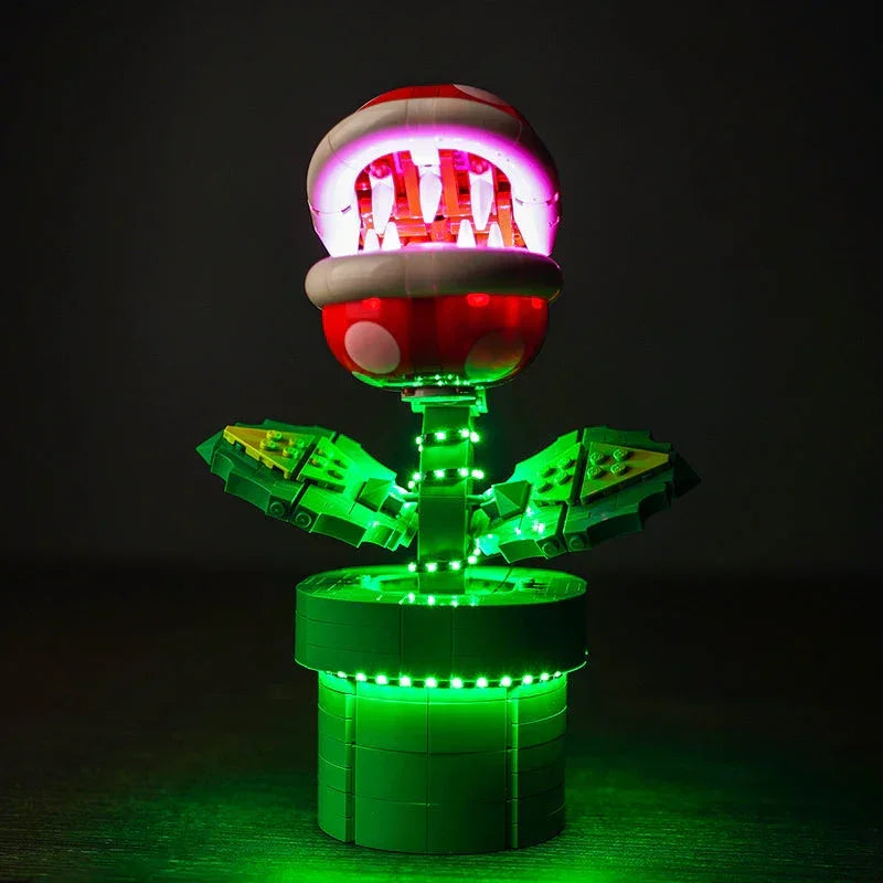 Beleuchtetes Lego Modell einer Piranha Pflanze in einem grünen Rohr