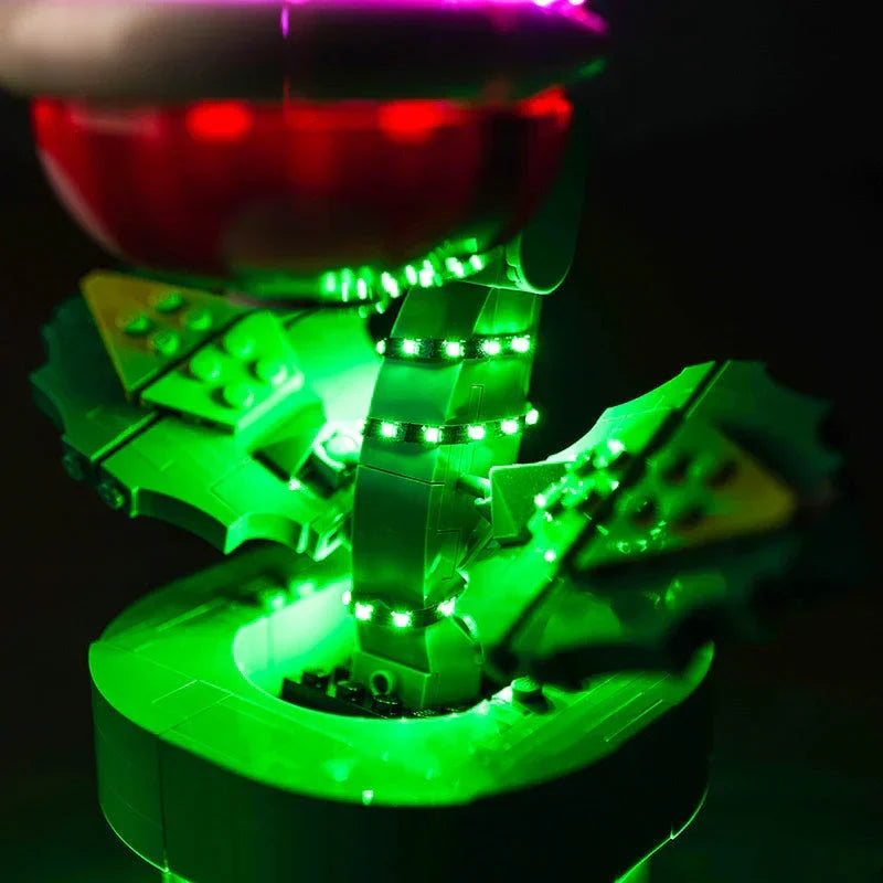 Lego Piranha Pflanze mit grüner LED Beleuchtung im dunklen Raum