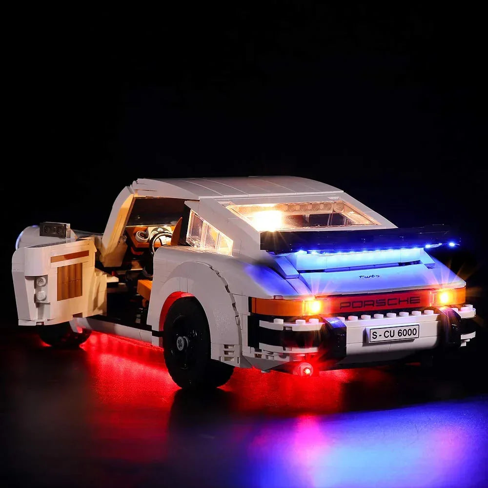 Weißes Lego Porsche Modell mit eingeschalteter LED Beleuchtung vor schwarzem Hintergrund