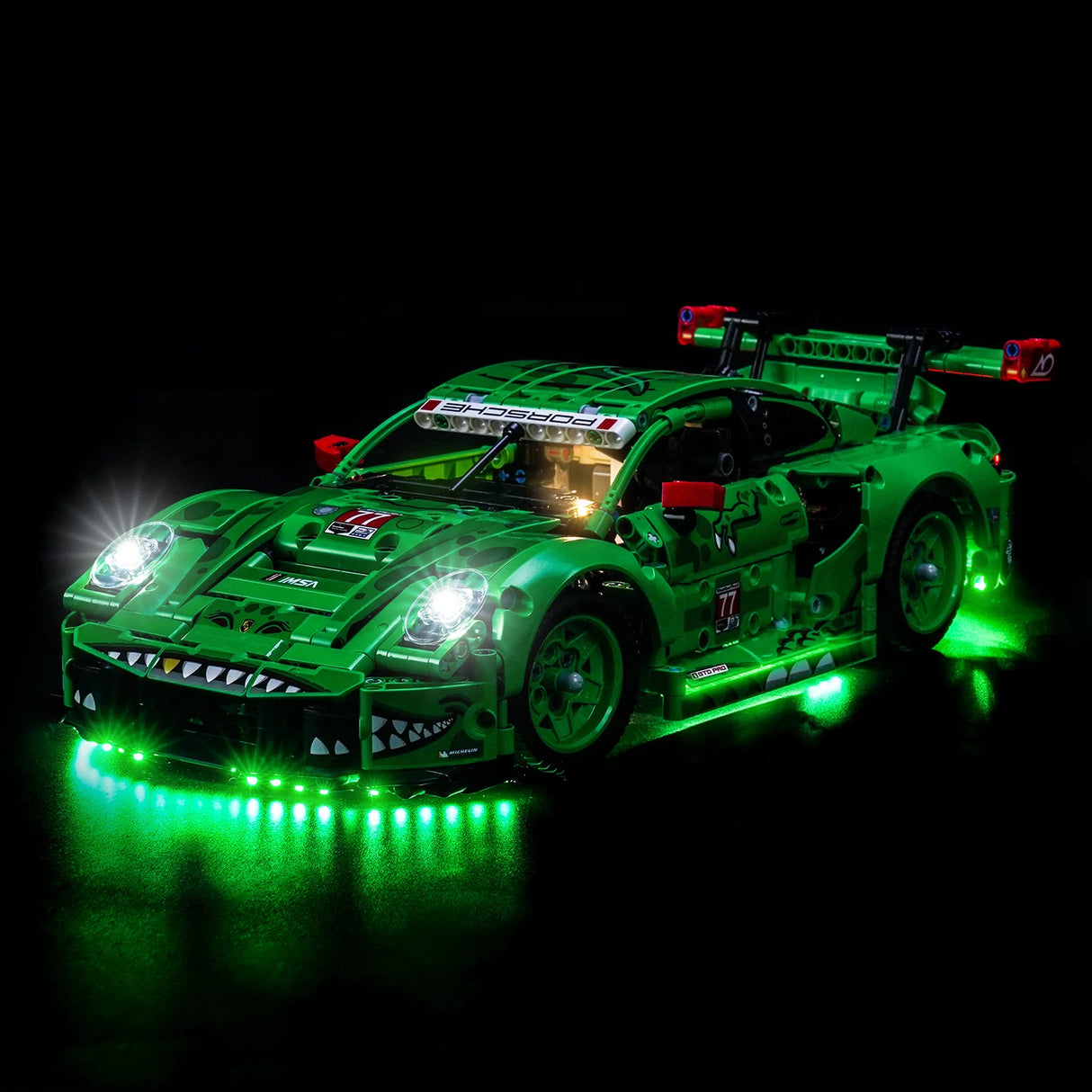 Grüner Lego Porsche mit leuchtenden Scheinwerfern und Unterbodenbeleuchtung