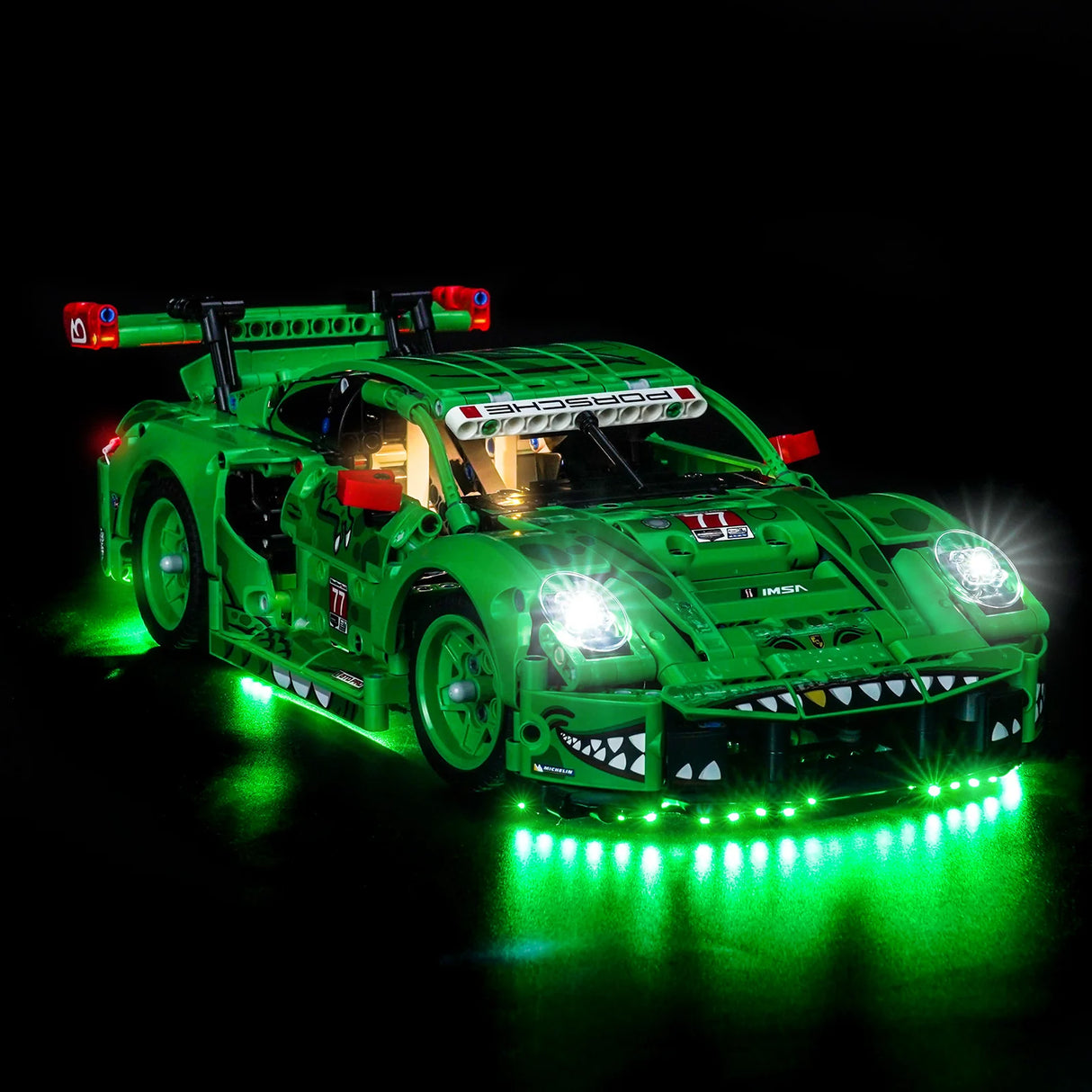 Grünes Lego Technic Porsche Modellauto mit leuchtenden Scheinwerfern und Unterbodenbeleuchtung