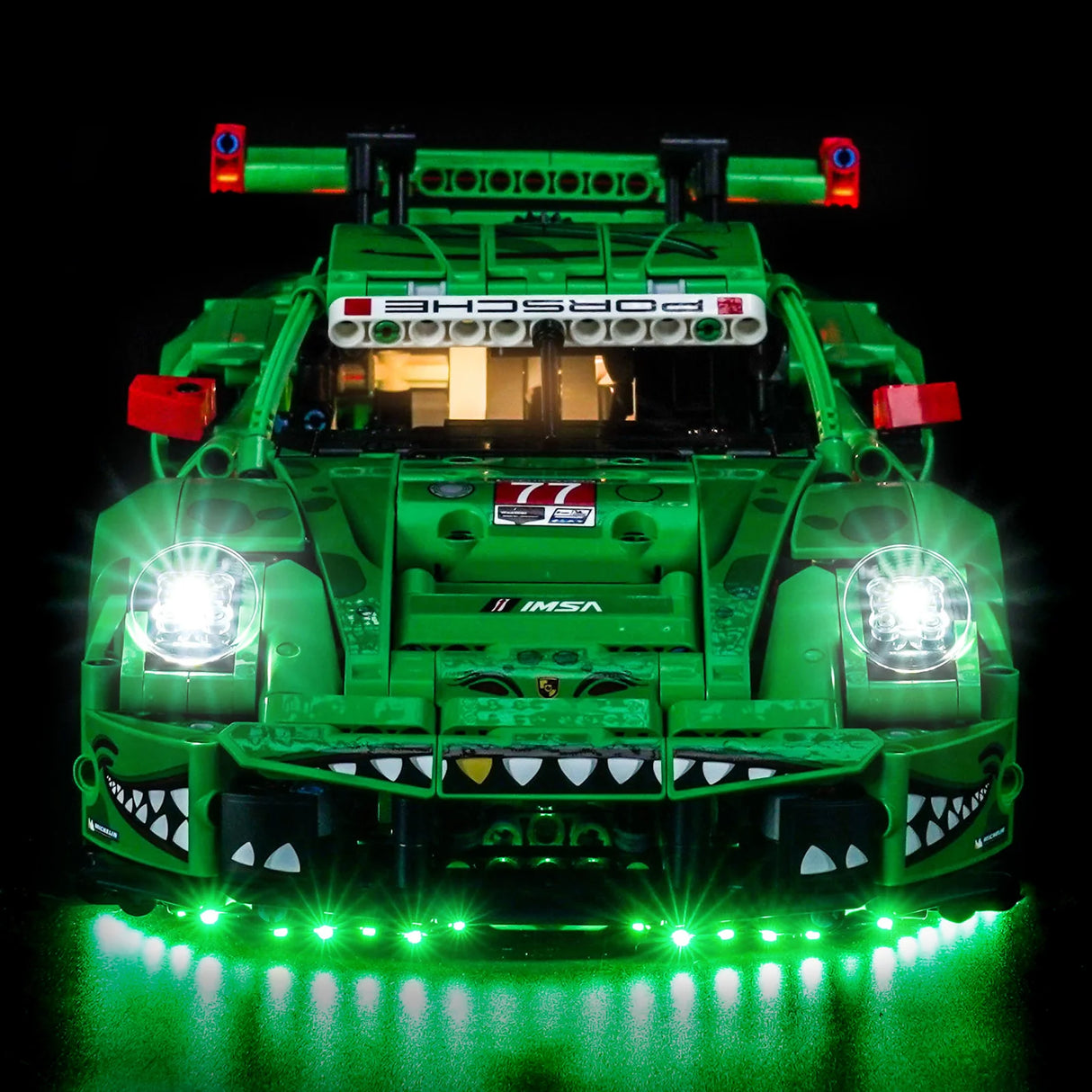 Grünes Lego Porsche Modellauto mit leuchtenden Scheinwerfern und Unterbodenbeleuchtung