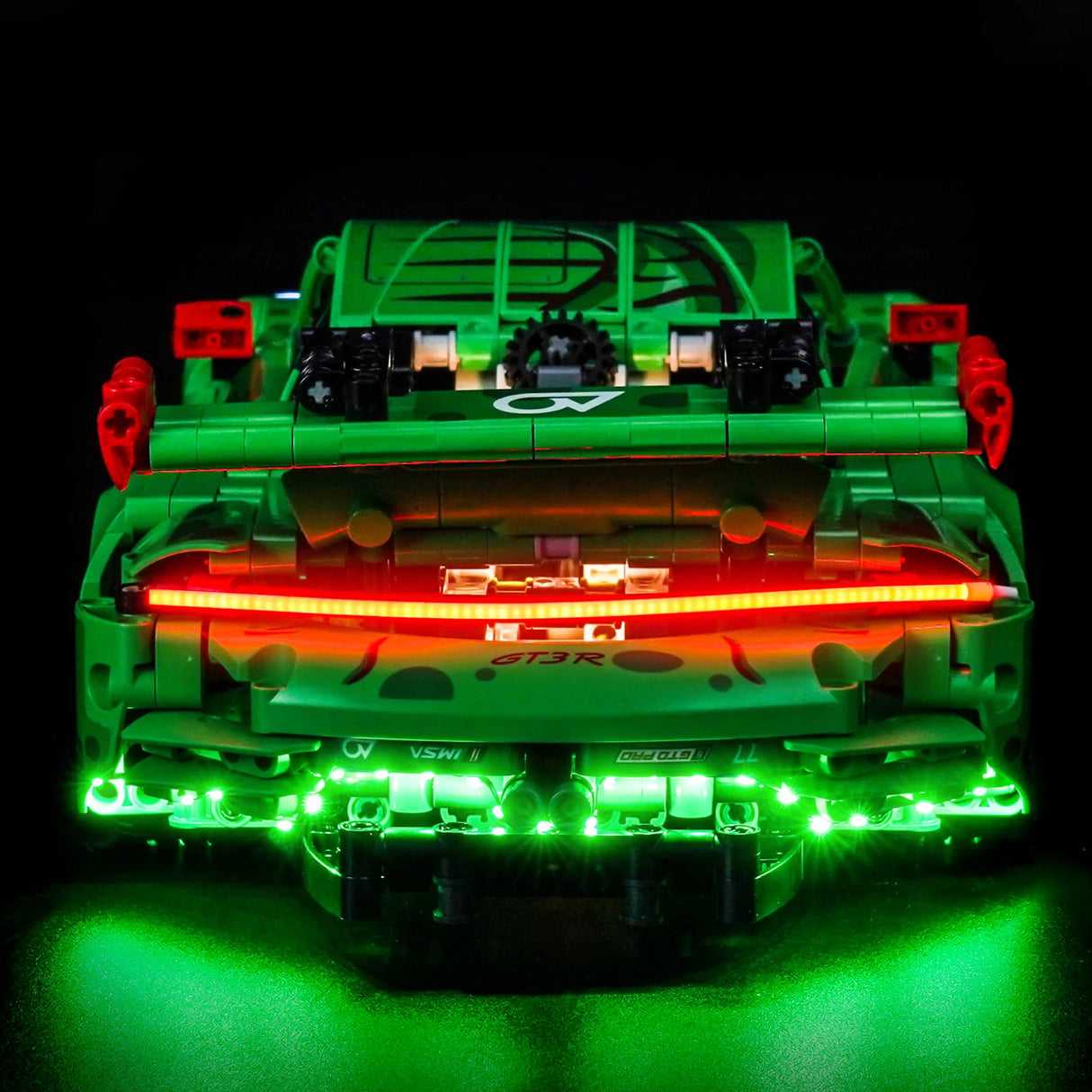 Rückansicht eines grünen Lego-Rennwagens mit leuchtenden roten Rücklichtern und grüner Unterbodenbeleuchtung