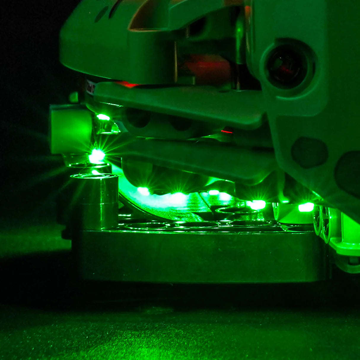 Nahaufnahme eines grünen Roboters mit leuchtenden grünen Lichtern