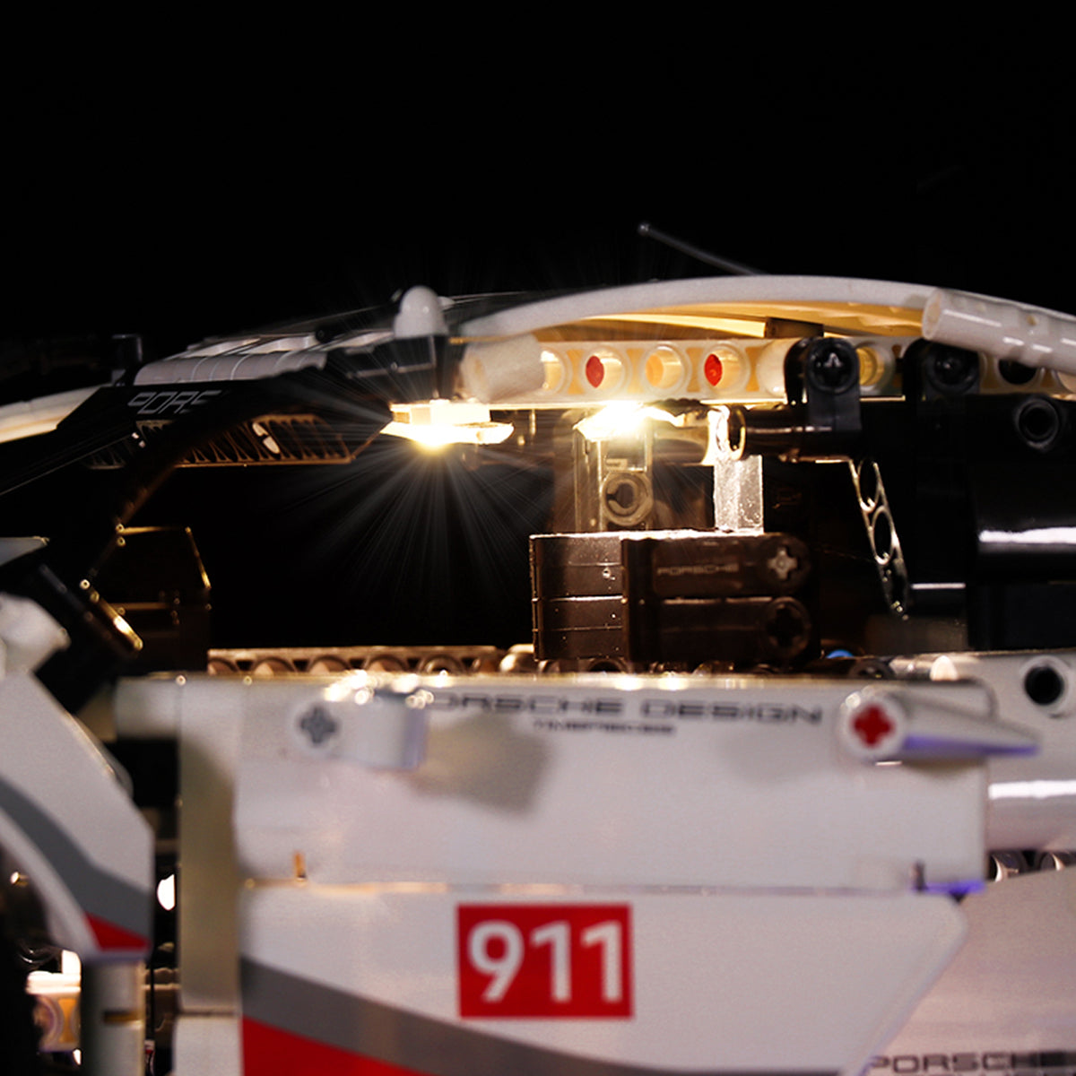 Beleuchtetes Cockpit eines Porsche 911 Modellbausatzes