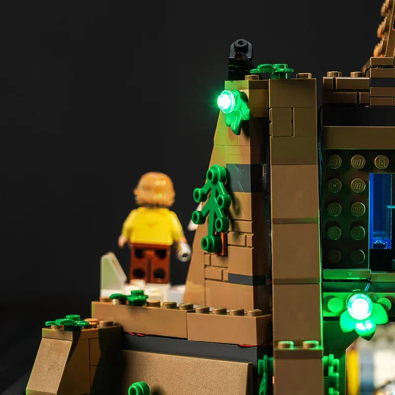 Beleuchtete Lego Dschungelkulisse mit einer Minifigur vor braunen Felswänden