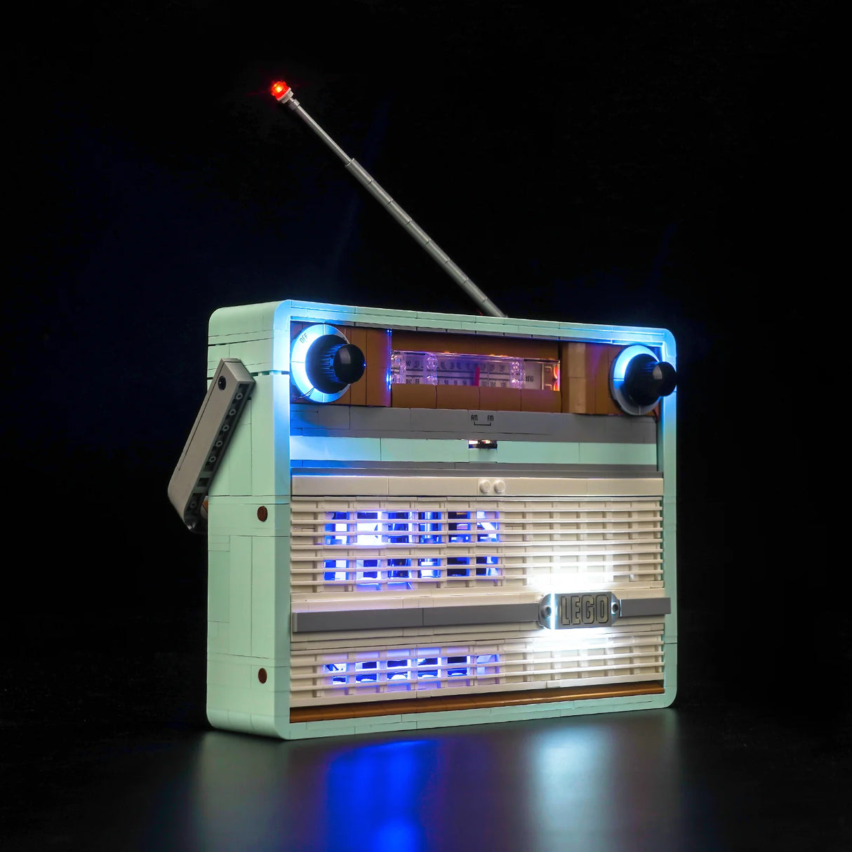 Beleuchtetes Radio Modell aus Bausteinen mit ausziehbarer Antenne vor schwarzem Hintergrund