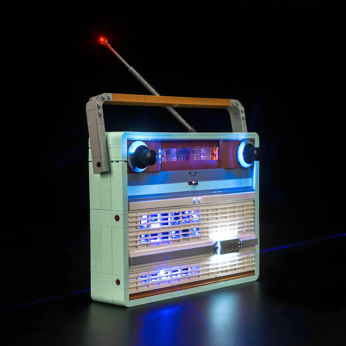 Beleuchtetes Lego Radio Modell mit Antenne vor schwarzem Hintergrund