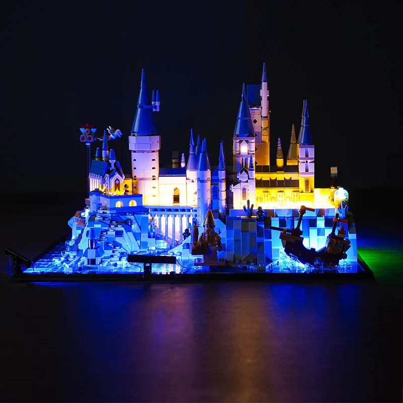 Beleuchtetes Lego Schlossmodell vor dunklem Hintergrund