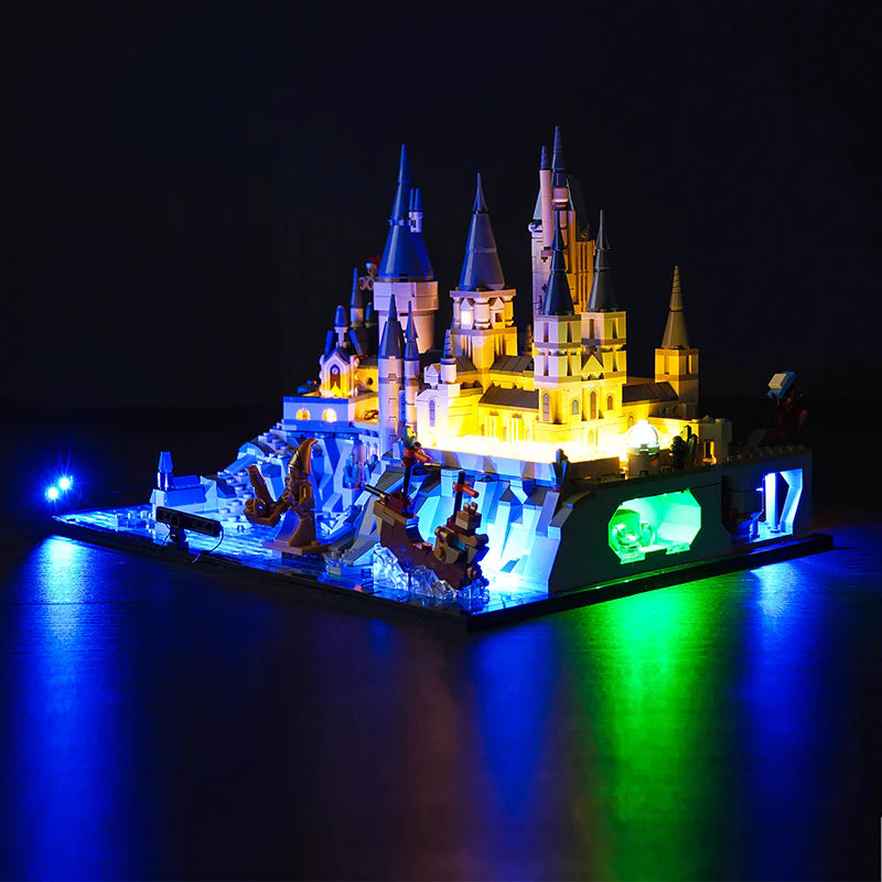 Beleuchtetes Lego Schlossmodell vor dunklem Hintergrund
