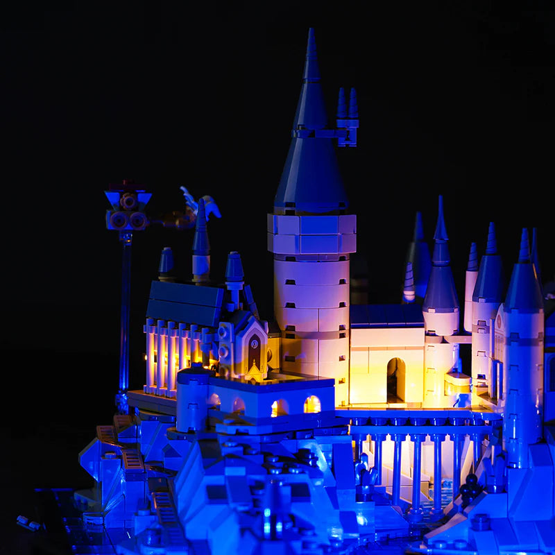 Beleuchtetes Lego Schloss Hogwarts vor schwarzem Hintergrund