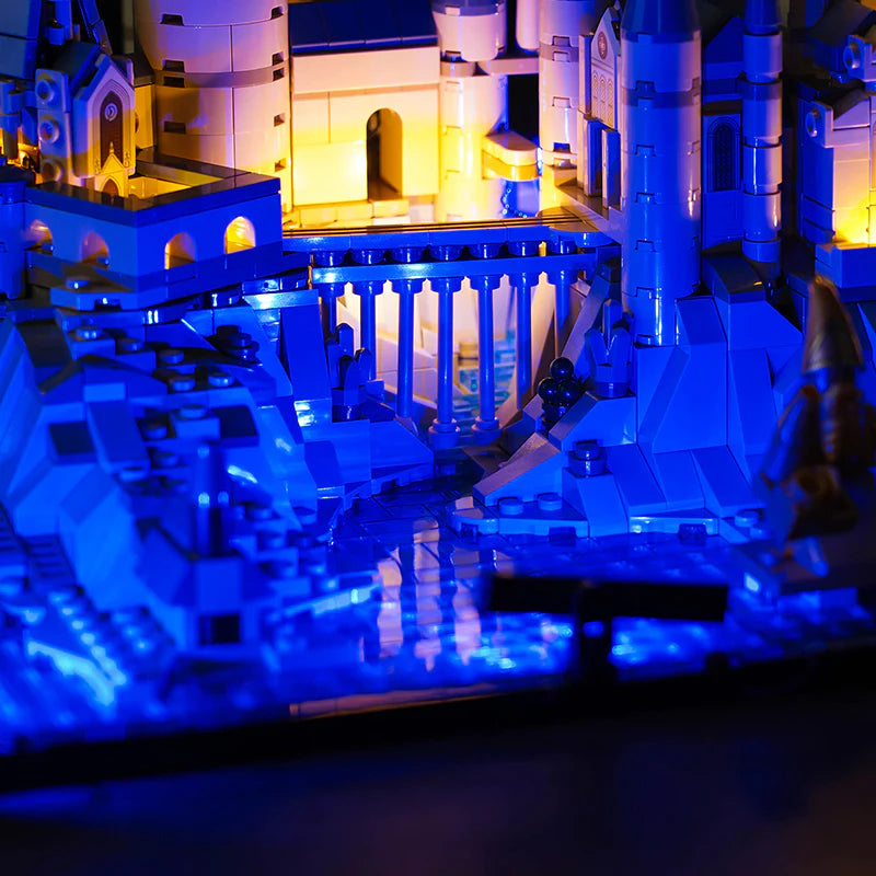 Beleuchtetes Lego Schlossmodell mit blauen und gelben Lichteffekten