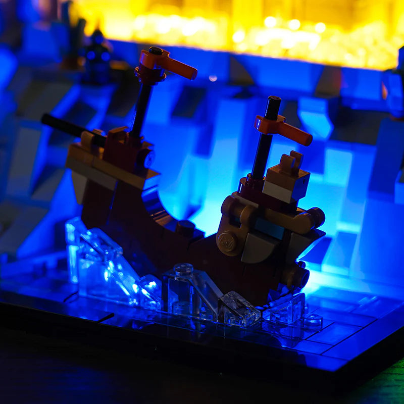 Kleines Lego Schiff auf transparenten blauen Steinen mit blauer Beleuchtung