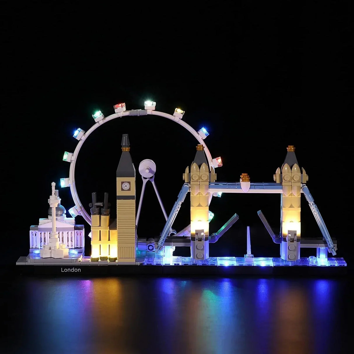 Beleuchtete LEGO Architecture London Skyline (21034) Frontansicht mit bunten LED-Lichtern am London Eye und Big Ben vor schwarzem Hintergrund.