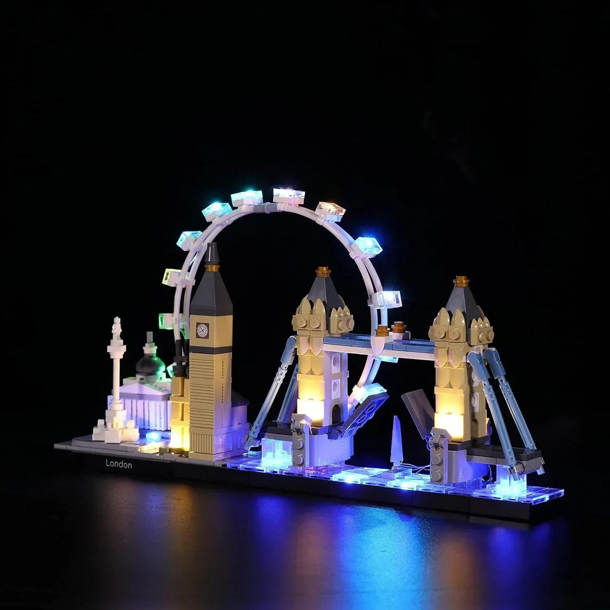 Perspektivische Ansicht der LEGO London Skyline mit LED-Lichtkit, Fokus auf die beleuchteten Türme der Tower Bridge bei Nacht.